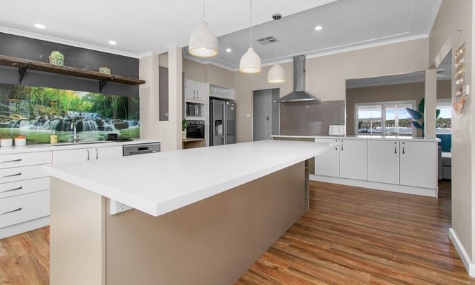 Speers Point Haus | Lakeview Retreat on The Esplanade