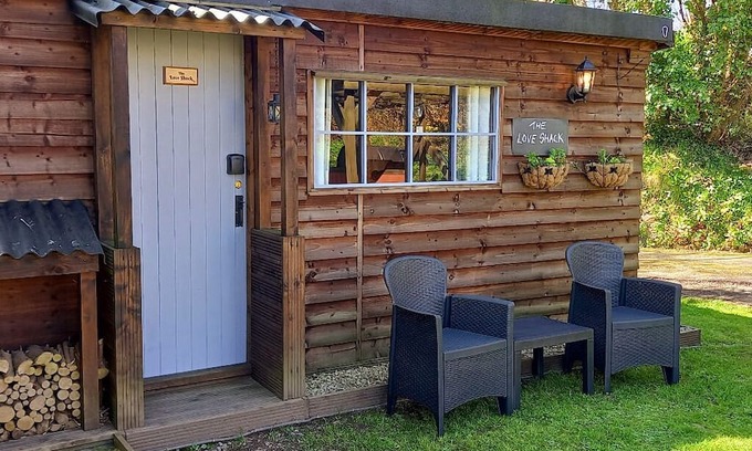 Mabe Kabine | The Love Shack with Old Smokey the Barbeque