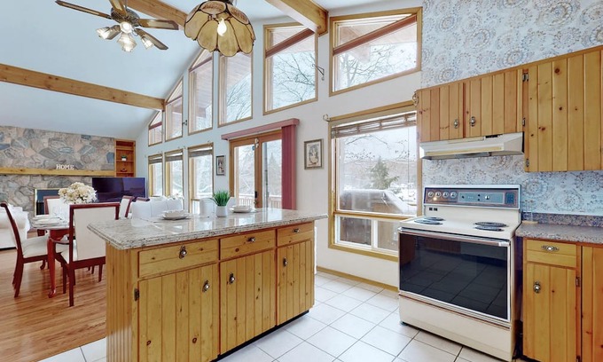 Katrine Haus | Charming lakefront cottage on Little Doe Lake in Muskoka
