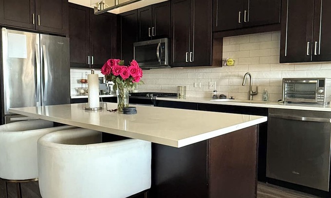 La Grange Wohnung | Modern, 1-bedroom apartment in La Grange with AC, fitness room, WiFi