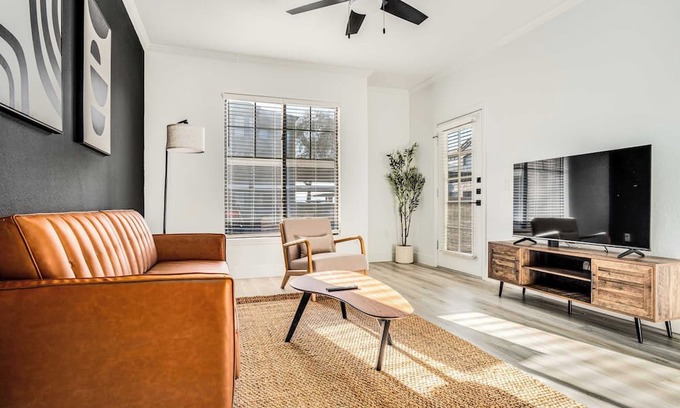 Glendale Sports and Entertainment District Wohnung | 1BR by Stadium Pool, Parking, Gym 02