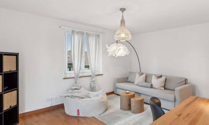 Center Wohnung | Basic 3BR Stay with Balcony Near Zürich HB