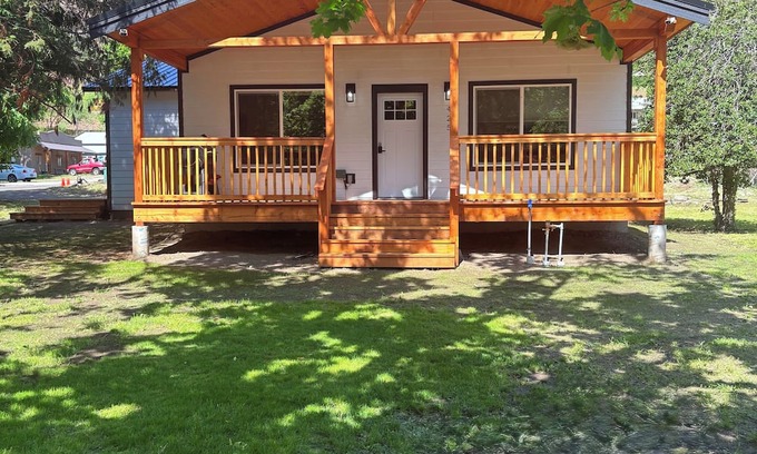 Riggins Haus | Main Street Retreat! Charming 3 Bedroom House in the heart of Riggins!