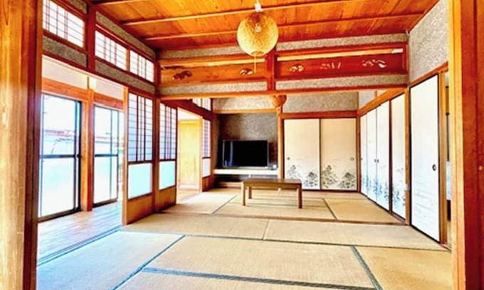 Tsu Haus | Showa retro house for rent / Tsu Mie