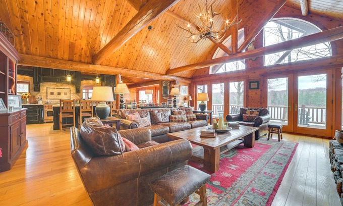 Levering Kabine | Deck + Beach Access: Lakefront Cabin in Levering!