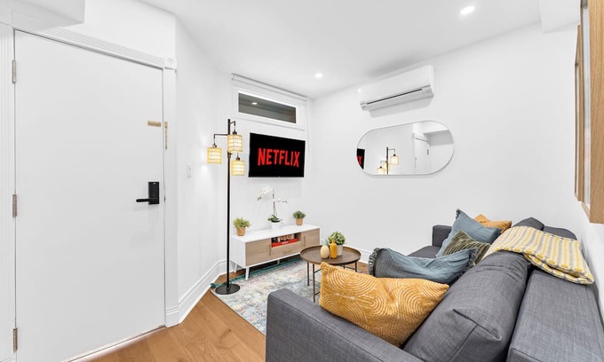 Upper Beaches Haus | Charming 1-bedroom house with AC, 5 mins to the beach, Fast Wifi
