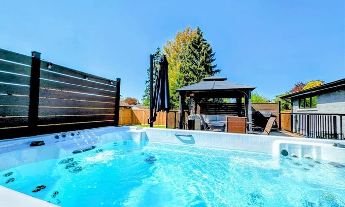 Niagara Falls Haus | Relax in Nature| SwimSpa + Fire Pit| Niagara Falls