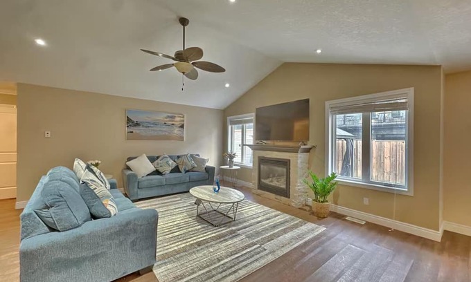 Grand Bend Haus | Walk to Grand Bend Main Beach | Sleeps 8 | Family Friendly | Heart of Grand Bend