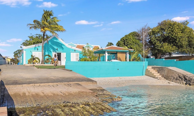 Playa Haus | Beautiful Charming Beachhouse Prime location walking distance to restaurants