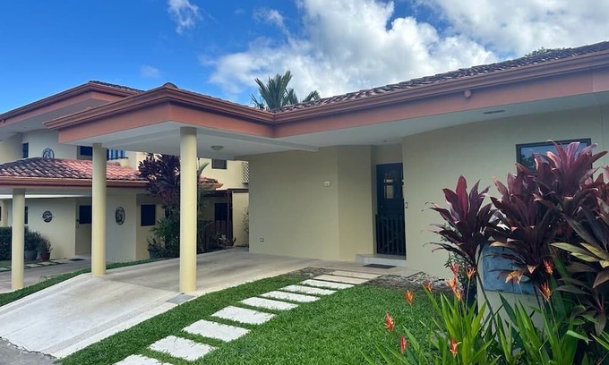 Tarcoles Haus | Cozy updated 2-bedroom house in a quiet neighborhood 10 mins from the beach!