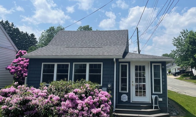 Edinboro Hütte | Quaint Lakeside Cottage in Edinboro just steps from the lake!