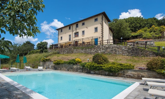 Pratovecchio Stia Sonstige | Is a "terrace on Casentino" placed at an ideal altitude, seven hundred meters.