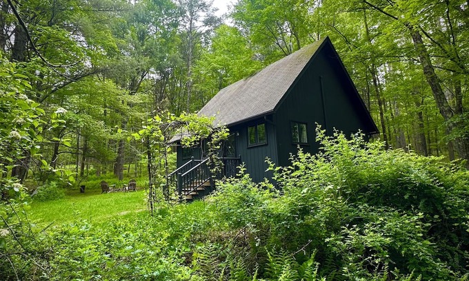 Sparrow Bush Kabine | Cozy cabin on 17 acres of nature, with workspace, yoga deck, bbq and fire pit