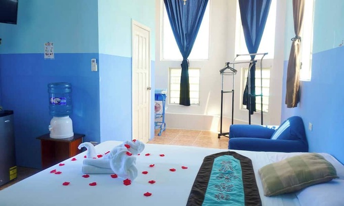 Belize City Wohnung | See Belize SEABREEZE Sea View Studio with Balcony, Pool & Overwater Deck, 2nd FL