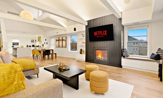 Downtown Wohnung | Central and Lux 2BR Suite with Den and BBQ Sleeps 6