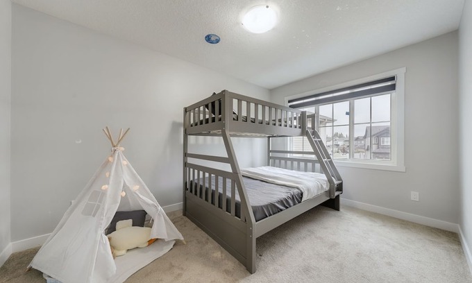 West Edmonton Haus | Luxurious West End Escape close to River cree casino and WEM