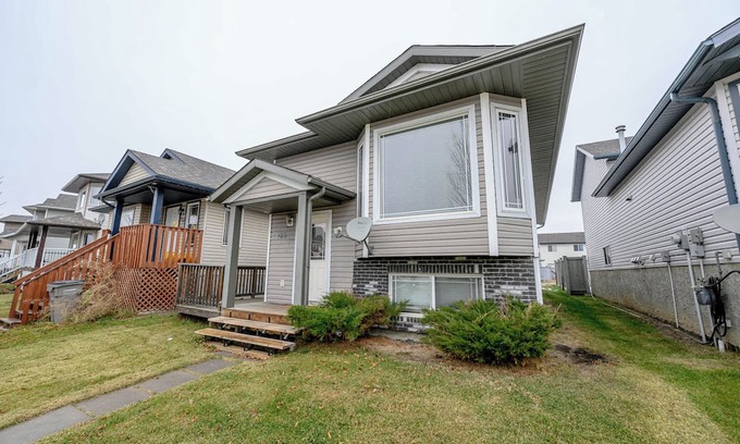 Grande Prairie Haus | King Bed | Workspace | Fast Wi-Fi | Long Stays OK