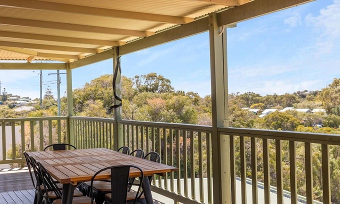 Preston Beach Haus | Sand Dunes Preston Beach Family Escape with wifi