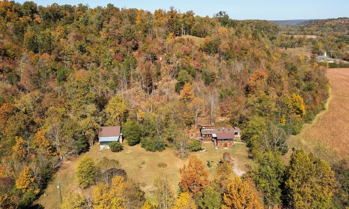 Fairview Kabine | Charming, private, 1952 log cabin in the country 4 miles from Fairview.
