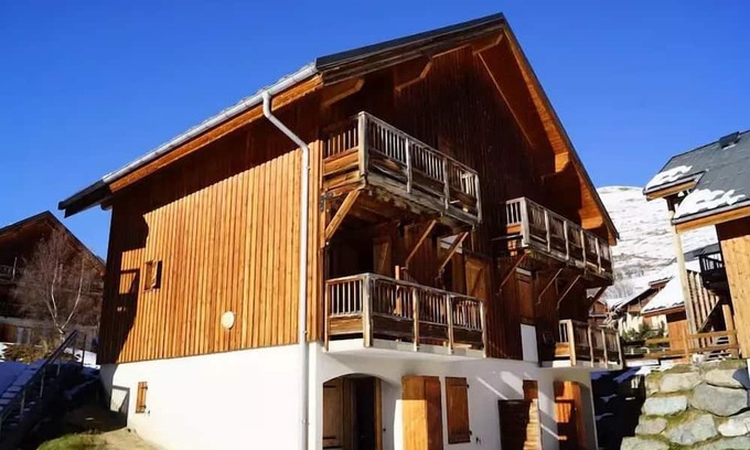 Saint-Jean-d'Arves Wohnung | Residence Les Marmotes - Apartment in chalet near the slopes and ski school