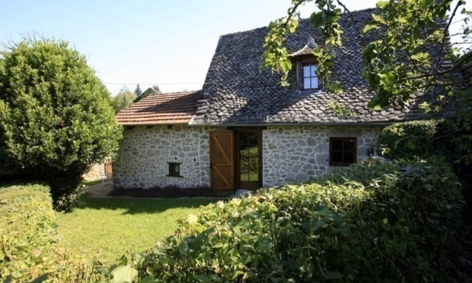 Mourjou Hütte | Charming house with garden, 2 bedrooms, pets allowed, in Mourjou