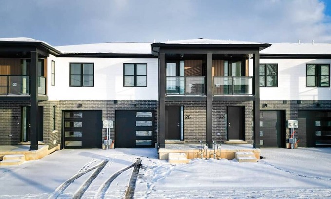 Welland Haus | Family Friendly Canal Front 3BR with BBQ and Sleeps 8 guests