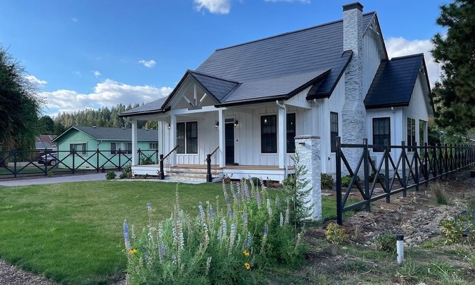 Brownsville Haus | Fabulous Solar Powered Farmhouse with EV Charger