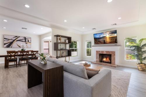 Tarzana Haus | Deluxe and Spacious 4BR Residence with Parking, BBQ