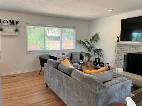 Lents Haus | Entire Elegant Home For You.