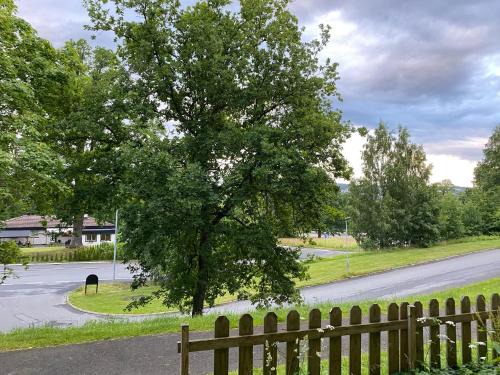 Huskvarna Wohnung | Mysig 1 rok med trädgård