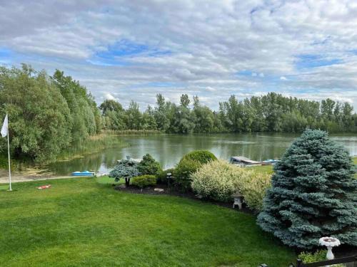 Ottawa Division Haus | Lake House 8 Min from Airport sleeps 13