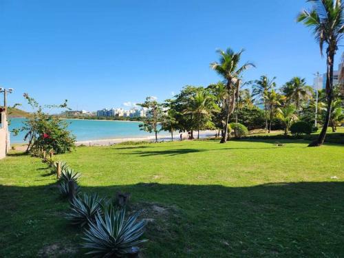 Vila Guaibura Haus | Casa pé na praia de Peracanga
