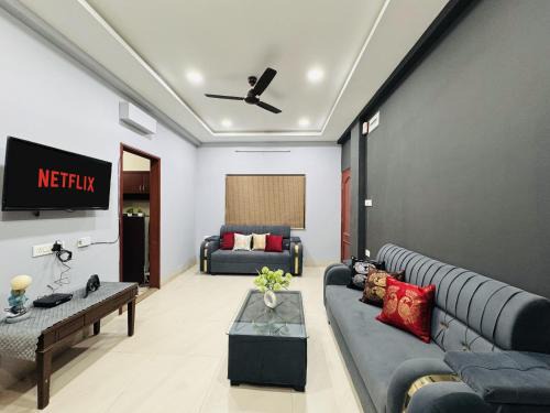 Indore Wohnung | Home Escape 2BHK Apartment Near Brilliant Convention Centre - Adults Only
