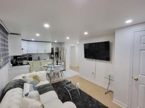 Laval Wohnung | Bel appartement moderne et propre, zone calme