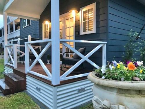Rye Haus | Hamptons In Rye Green Cottage 3 Mins to Hot Springs!
